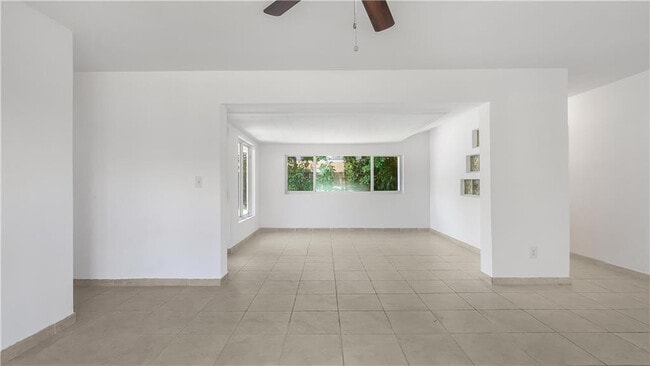 Building Photo - 2161 NE 35th St