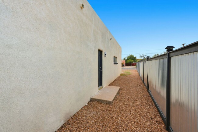Building Photo - Bright, Fresh & Pet-Friendly — 3BR Retreat Minutes from U of A