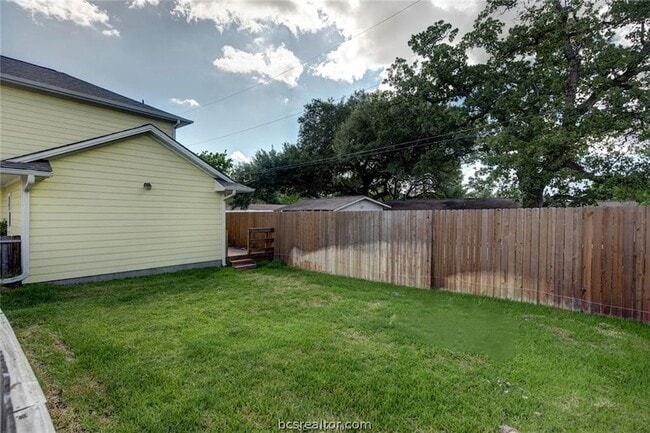 Building Photo - 114 Lynn Dr