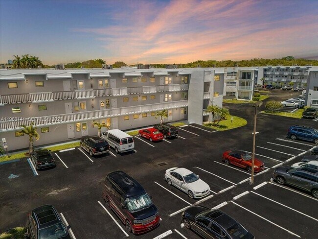 Building Photo - 2200 Park Ln