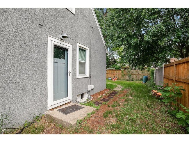 Building Photo - 1588 W Highland Pkwy