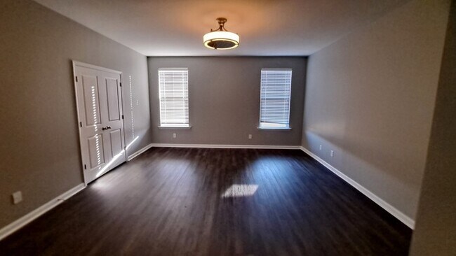 Building Photo - Spacious 5 bed 3 bath Home