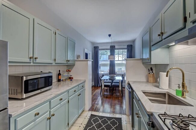 Building Photo - 518 Lamar Ave