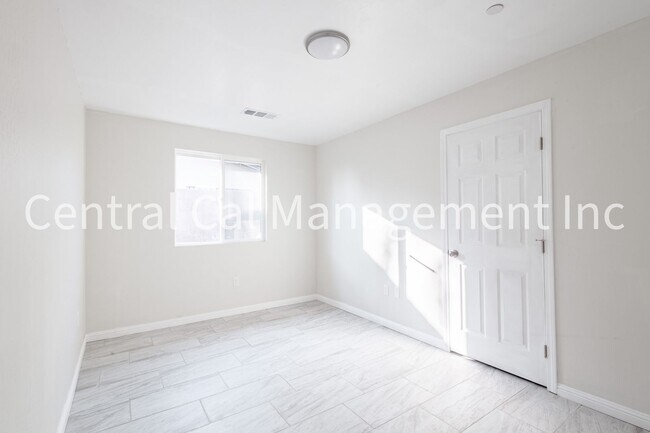 Building Photo - 1004 Padre St