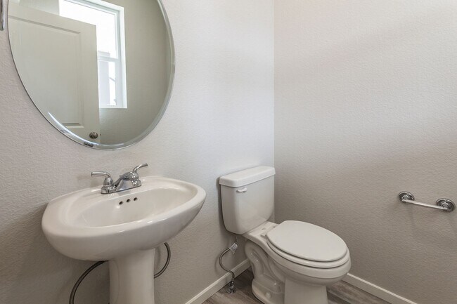 Building Photo - Exquisite 3 Bed 2.5 Bath Single Family Home