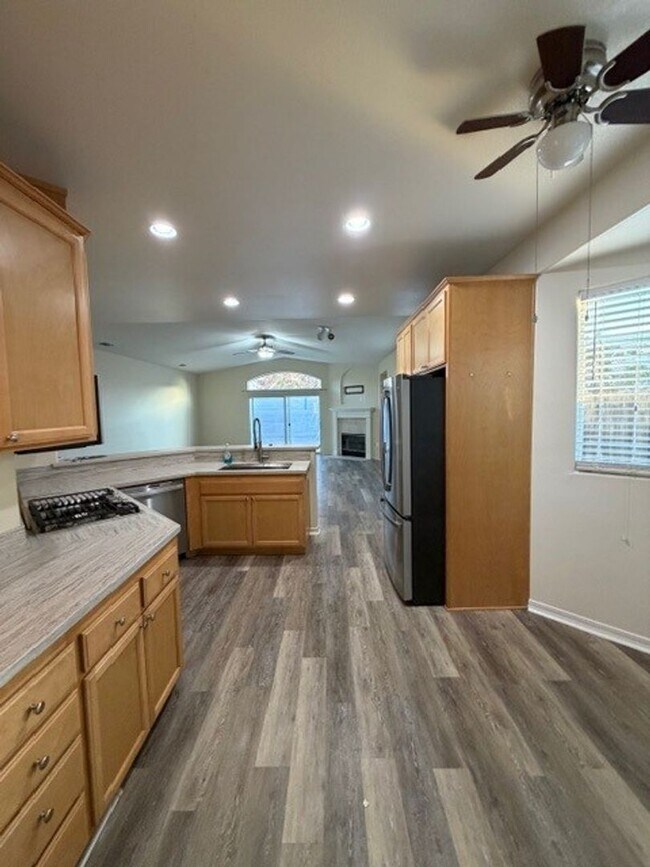 Building Photo - Beautiful Bradley Square Single Story Home With Easy Access to Shopping/101 Frwy