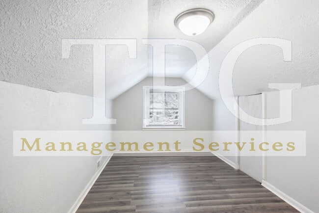 Building Photo - Newly Renovated Unit in Independence MO!