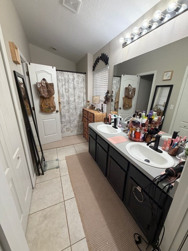 Building Photo - 2319 Tanbark Ridge Pl