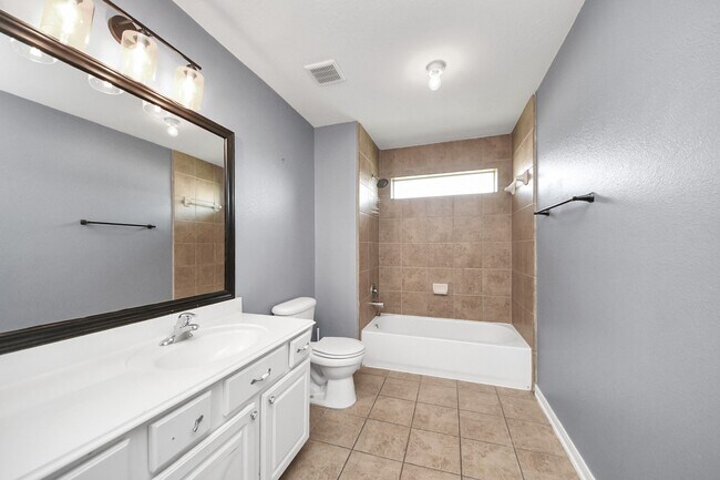 Building Photo - 8602 Briar Oaks Ln