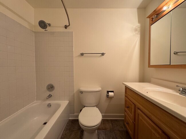 Building Photo - 6020 Oakwood Dr