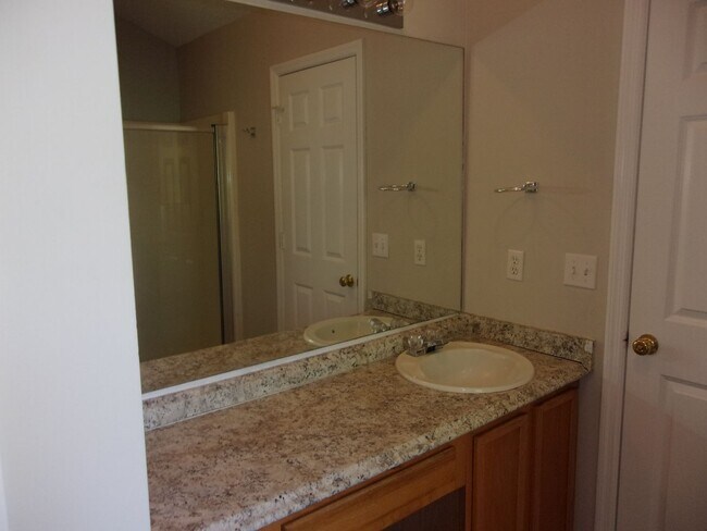 Building Photo - 3 Bedroom / 2.5 Bathroom with 2 car garage...