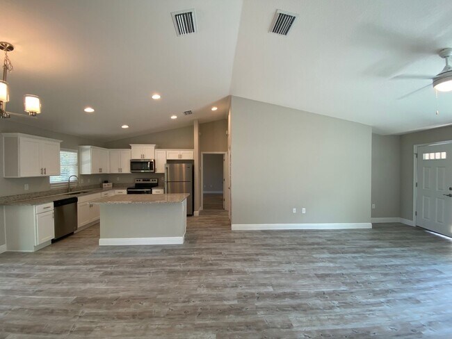 Building Photo - Custom Home - Desirable SE Ocala Neighborhood 3/2/2 **Won't Last**