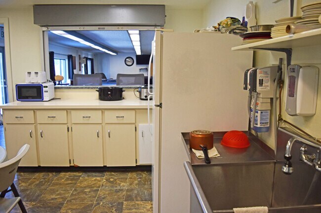 Building Photo - Furnished Studio Near Hospitals with WiFi, Cable TV and laundry