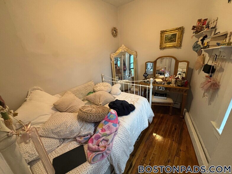 Building Photo - 114 Willow St