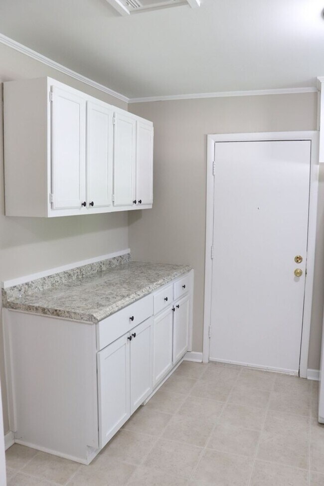 Building Photo - 3-Bedroom thats move-in ready and just wai...