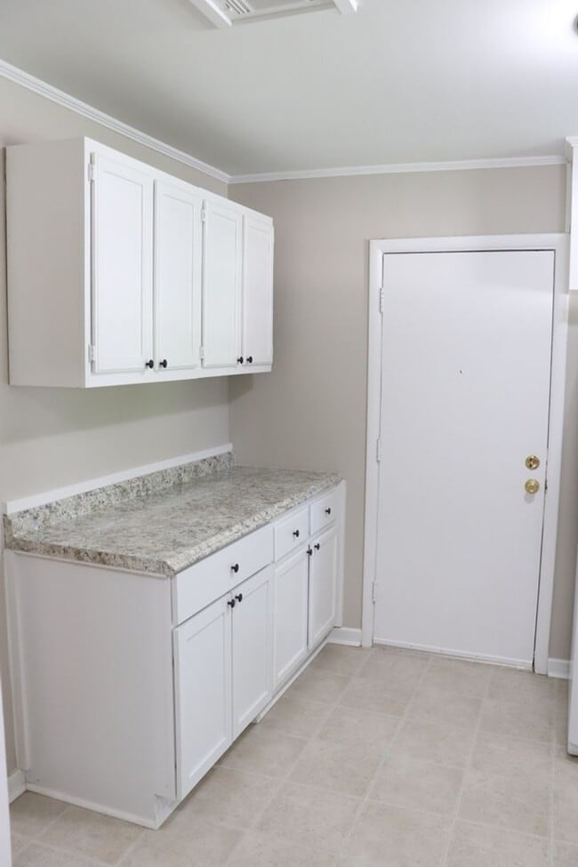 Building Photo - 3-Bedroom thats move-in ready and just waiting for you.