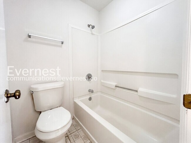 Building Photo - 2 Bed/2.5 Bath Townhome with Fenced Yard / Pet-Friendly / Available Now!