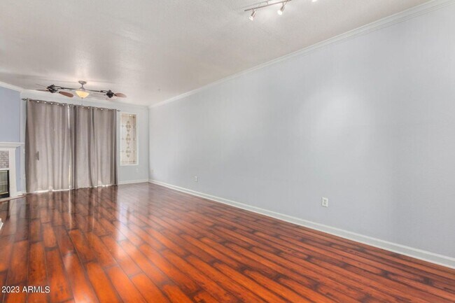 Building Photo - Amazing Townhome in Gated Community!