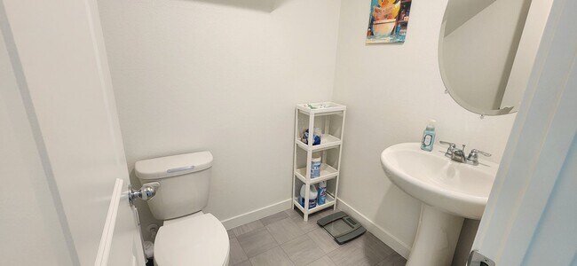 Building Photo - Beautiful 3 Bedroom 2.5 Bathroom Home in E...