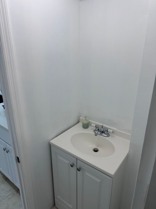 Building Photo - Studio in North Miami Beach Includes Utilities/ Estudio en North Miami Beach Incluye servicios pú...