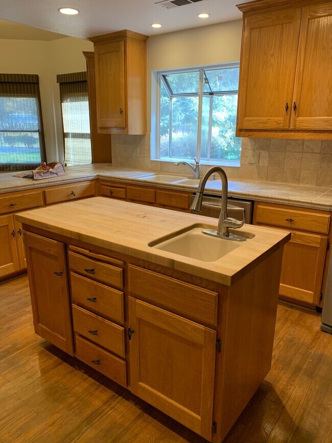 Building Photo - 4 Bedroom 3 Bath Home