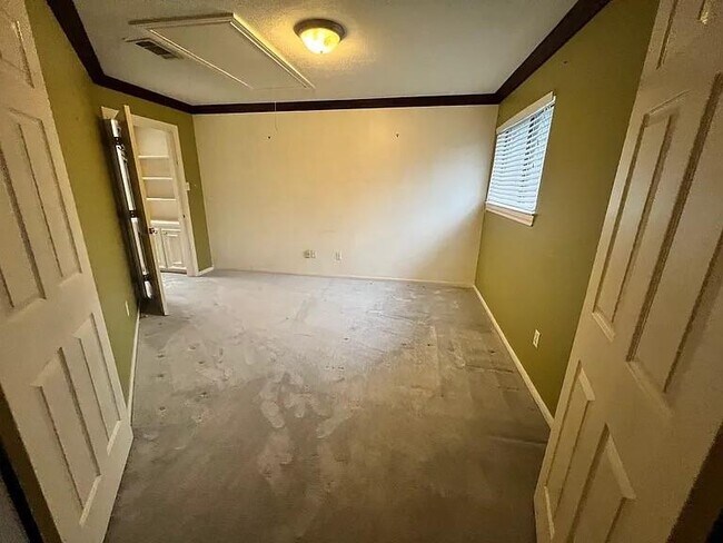 Building Photo - 6983 Oakwood Park