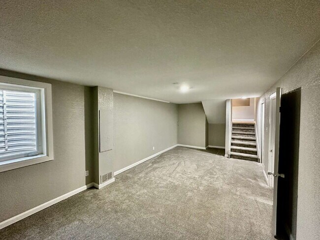 Building Photo - AVAILABLE NOW! Charming 3-Bedroom Retreat ...