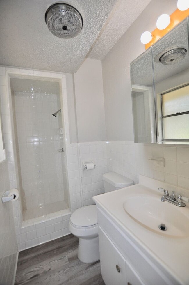 Building Photo - FOR LEASE! Nice Remodeled - 3 BR – 2 BA – ...