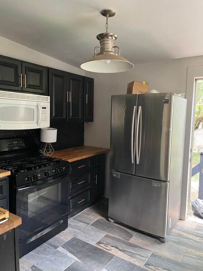 Building Photo - 2158 Sherwood Ave