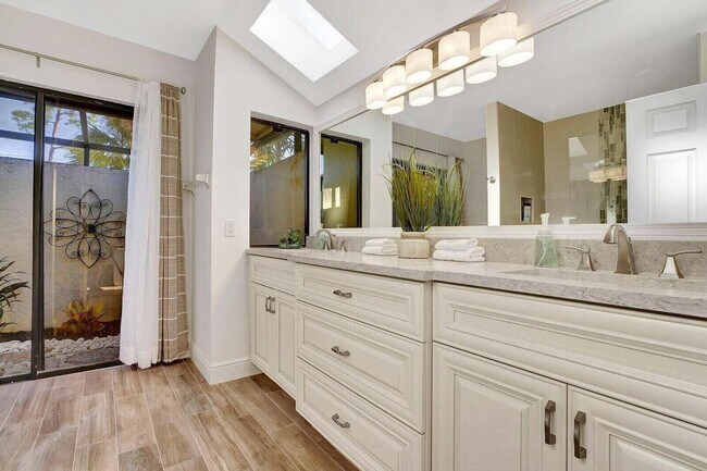 Building Photo - 14148 Paddock Dr