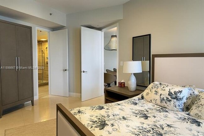 Building Photo - 15901 Collins Ave