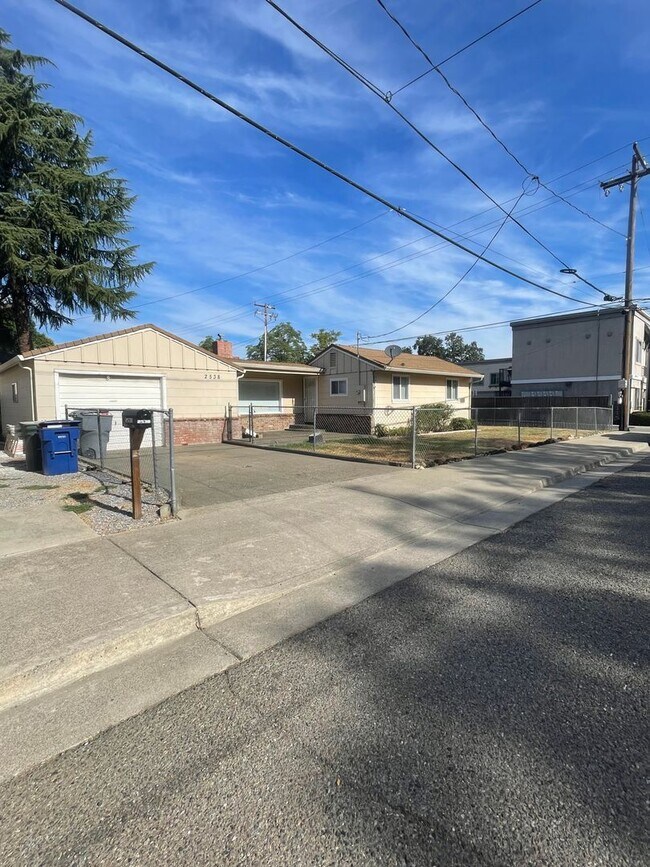 Building Photo - 2538-2556 Lanning Ave