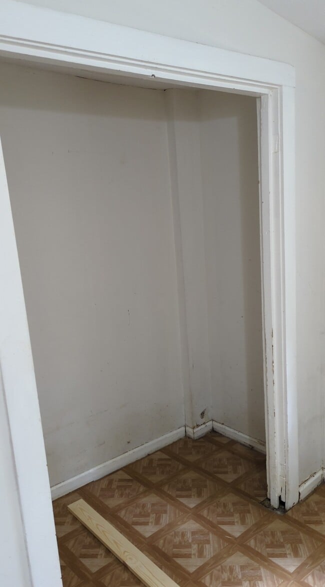 Closet bedroom 2 - 2226 shady grove road