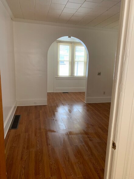 Building Photo - 81 Cameron St