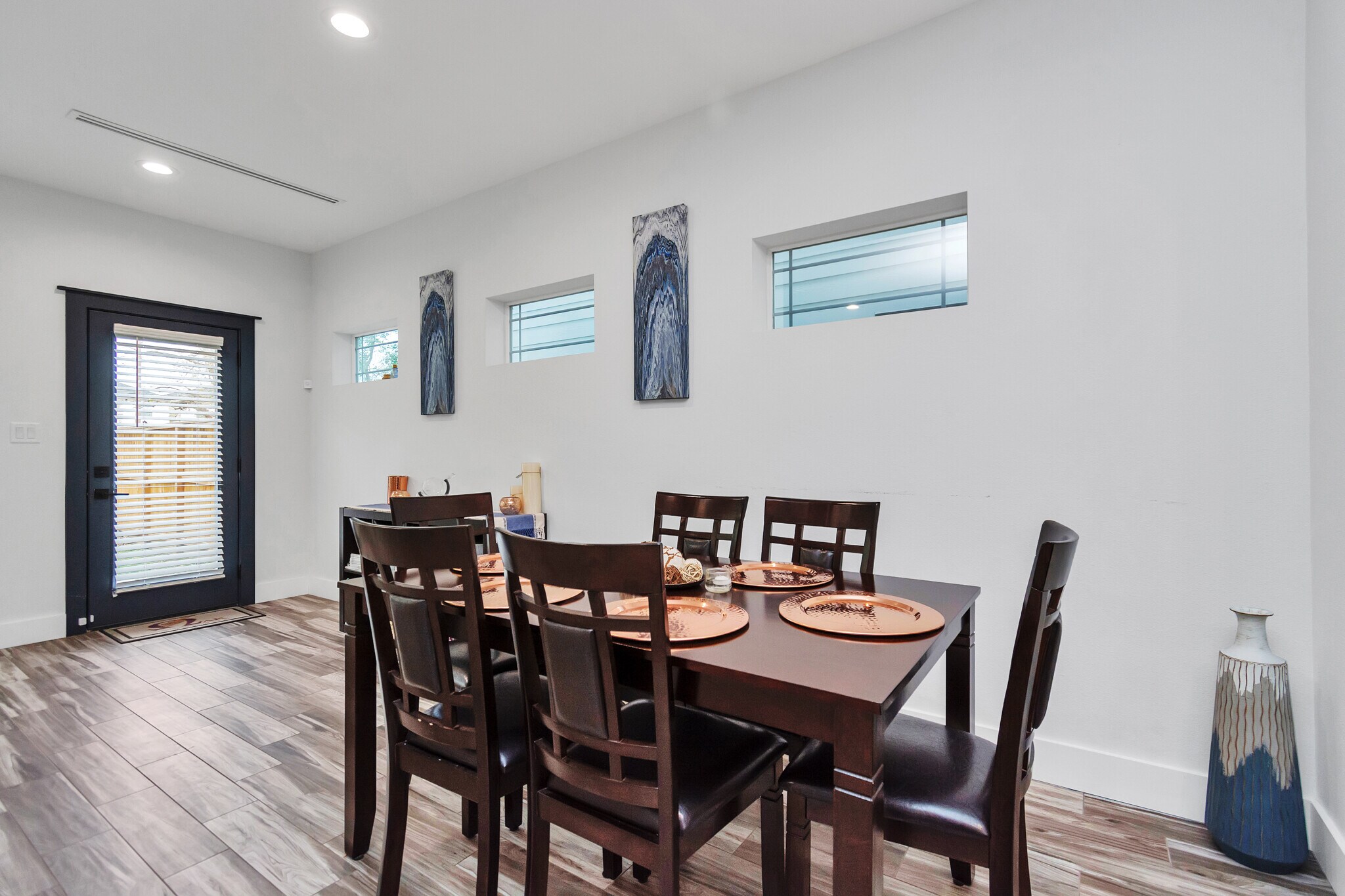 DIning area - 4209 New Orleans St