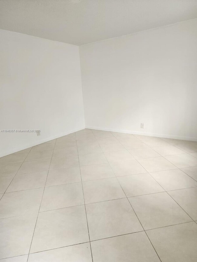 Building Photo - 6744 SW 40th St