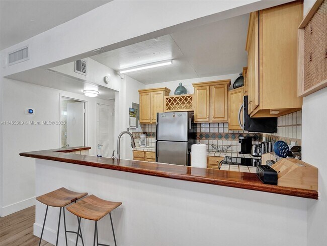 Building Photo - 3725 S Ocean Dr