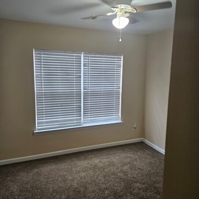 Building Photo - 1052 Crown Blvd