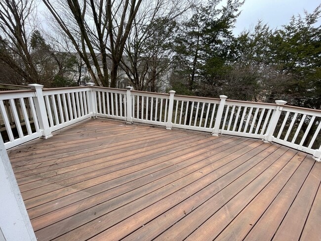 Building Photo - Elegant And Spacious 3 Bed 3.5 Bath Townhome In Vibrant Loudon Parkway Center