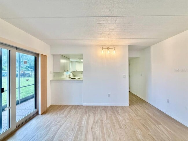 Building Photo - 8801 Bay Pointe Dr