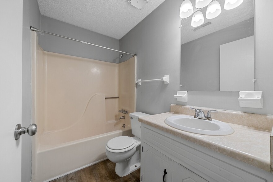 Building Photo - 813 Golf View Pl