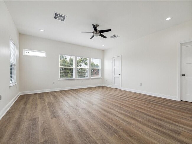 Building Photo - 915 E 37th St