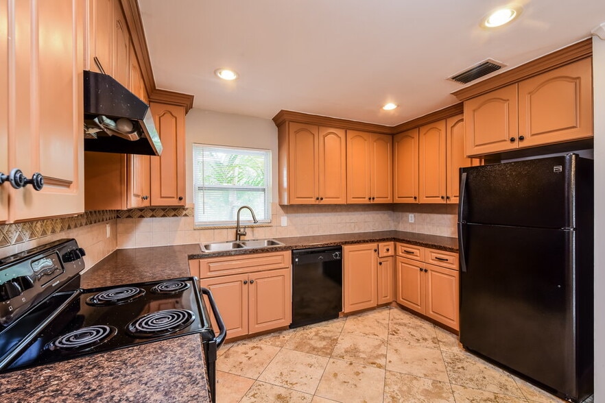 Building Photo - 5595 Sunrise Dr