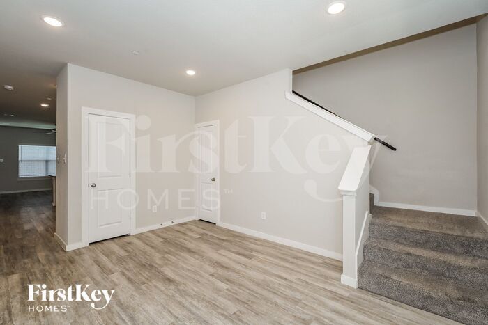 Building Photo - 615 Sophia Wy