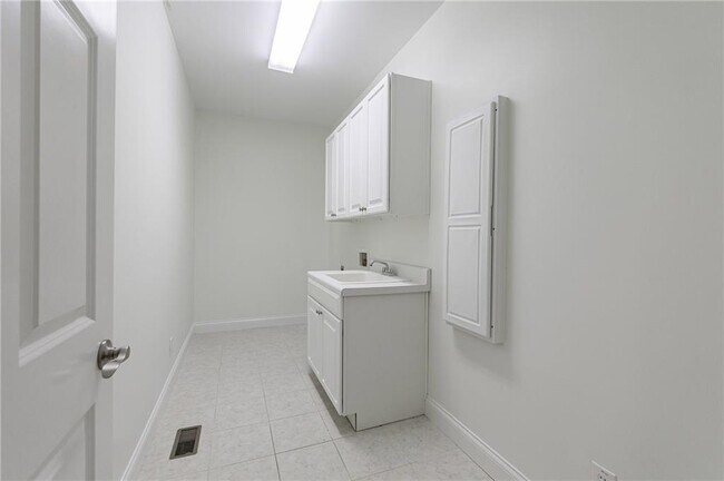 Building Photo - 125 River N Cir