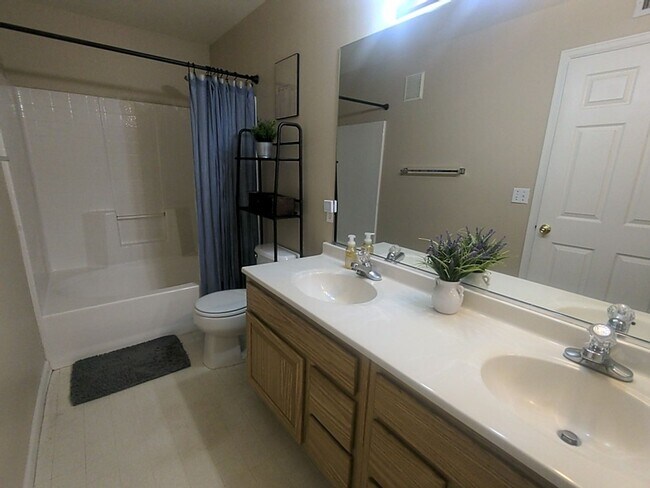 Building Photo - 2 Bedroom 2 Bath in Broomfield - Available...