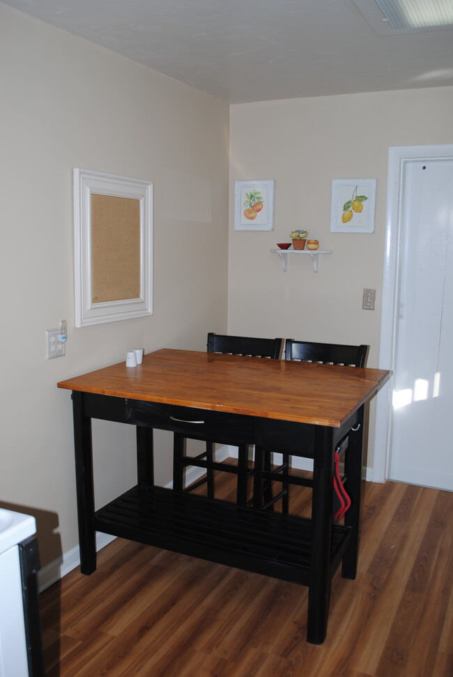 Bistro set in the kitchen - 2914 W Woodlawn Ave