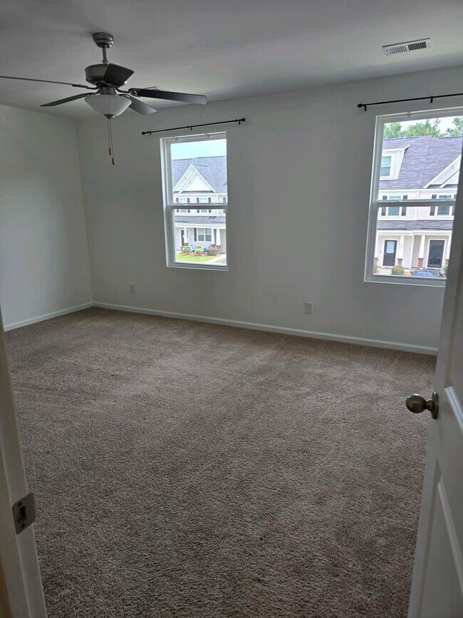 Building Photo - Charming 3-Bedroom Home with Community Poo...