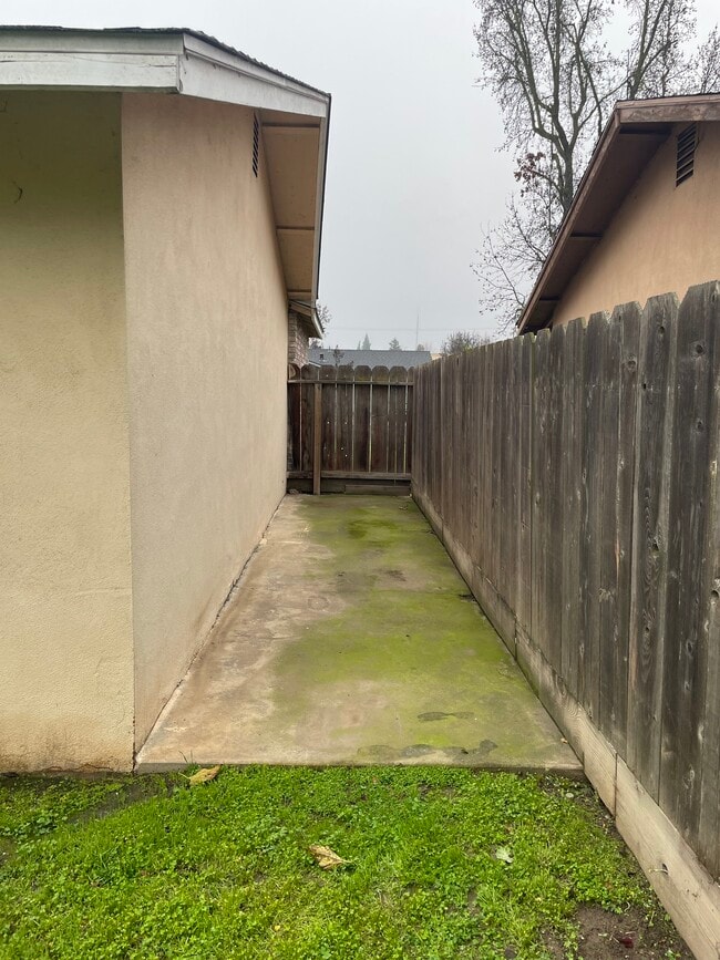 Building Photo - 1333 Woodside Dr