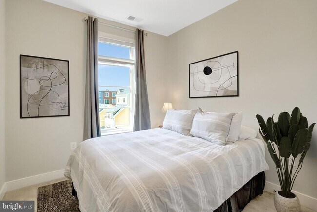 Building Photo - 2004 Potomac Ave